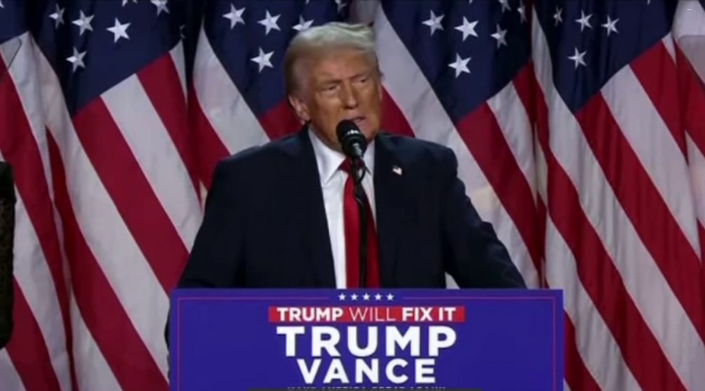    Дональд Трамп выступает перед сторонниками во Флориде.