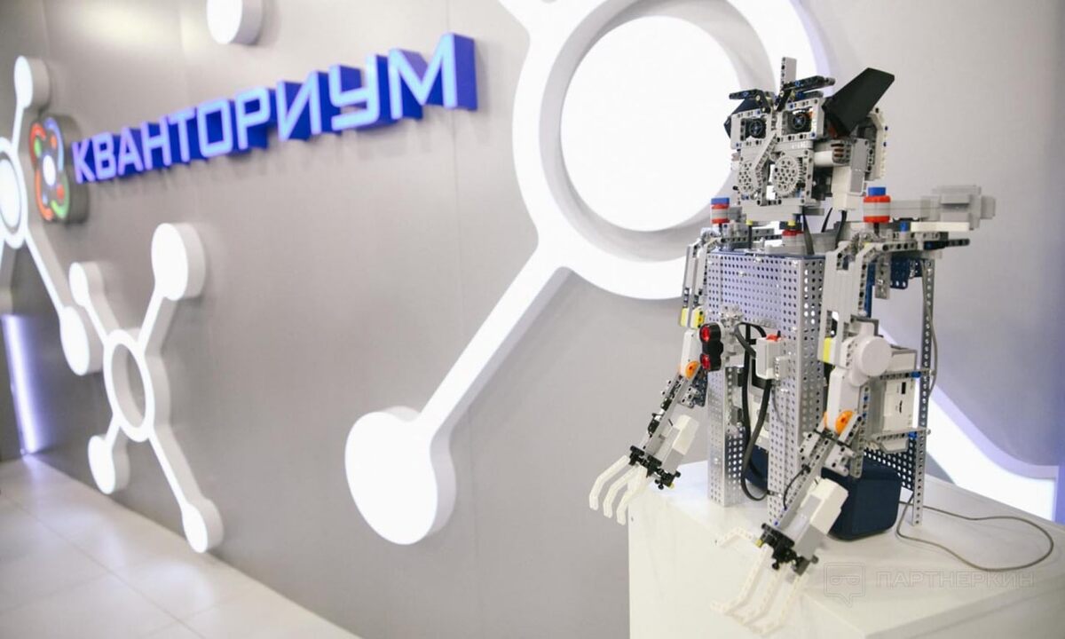 В новых "Кванториумах" ученики могут погрузиться в мир передовых технологий, изучая робототехнику, программирование, физику и химию.