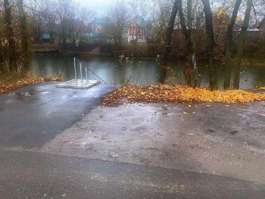 Забор с берега пришлось убрать