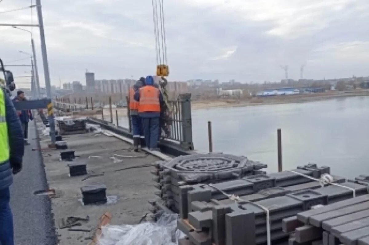    Барьерное ограждение монтируют на Октябрьском мосту в Новосибирске