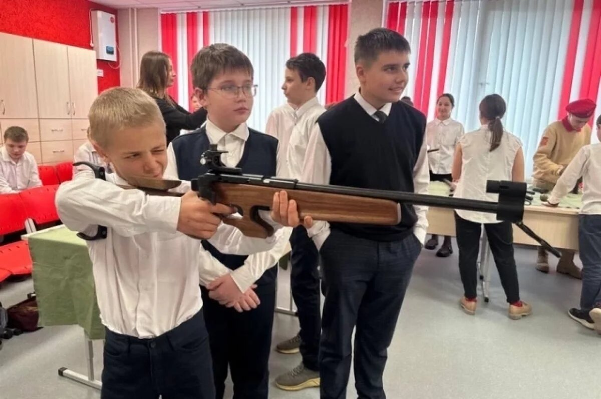    В новокузнецком посёлке открыли школу с тренажёром БПЛА и макетами оружия