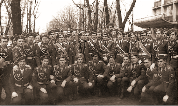 7 ноября 1978 год. Парадная коробка 350-го гвардейского парашютно-десантного полка в Минске. Стоят: седьмой справа гвардии лейтенант Александр Куиш – командир 1-го взвода  7-й роты; шестой комбат 3-го батальона гвардии майор 
Виталий Забабурин; пятый гвардии лейтенант 
Сергей Дружинин — замполит 7-й роты
