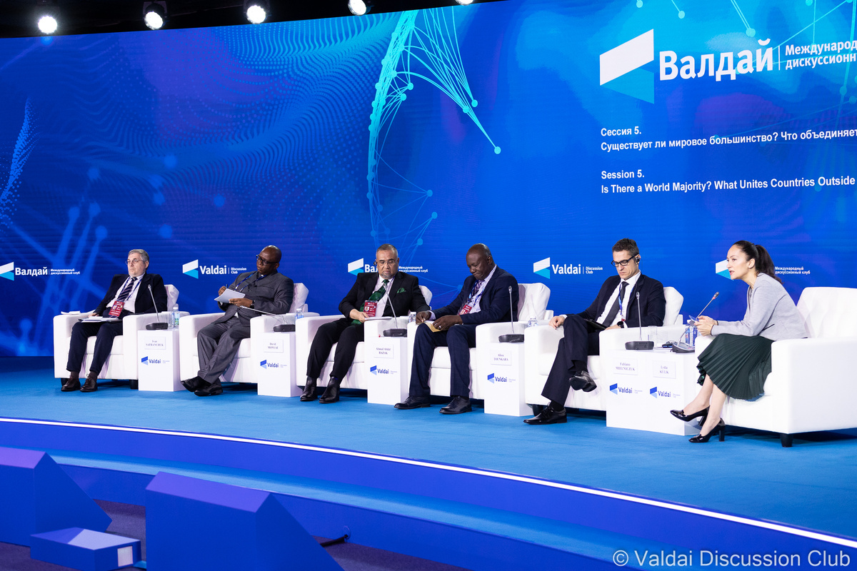 Участники сессии © Клуб «Валдай»