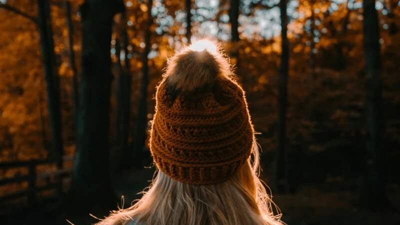     Осень, девушка в шапке. unsplash.com