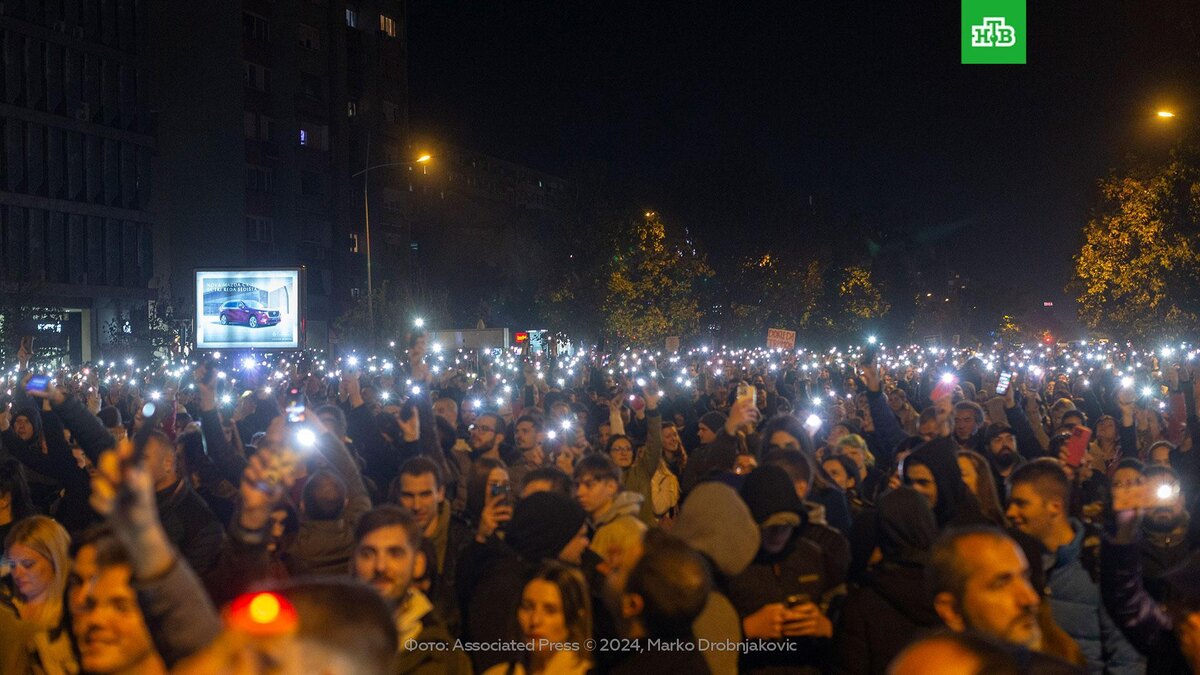    Тысячи сербов вышли на улицы    из-за    гибели людей в    Нови-Саде