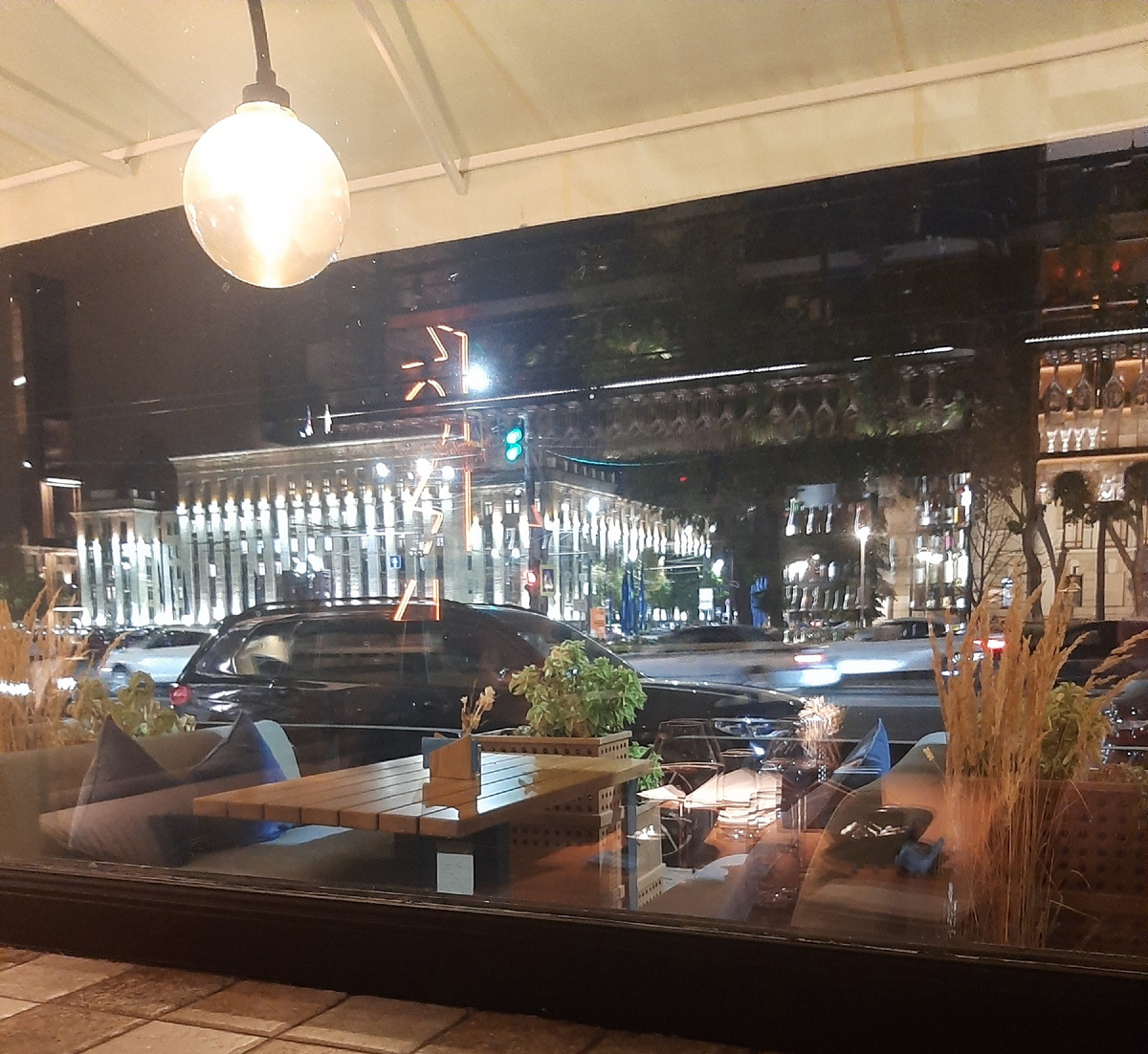 Вид из окна на центральную площадь