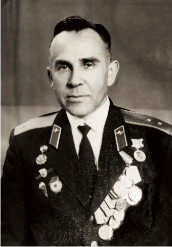 Начальник столовой 350-го гвардейского парашютно-десантного полка гвардии прапорщик Ерастов 