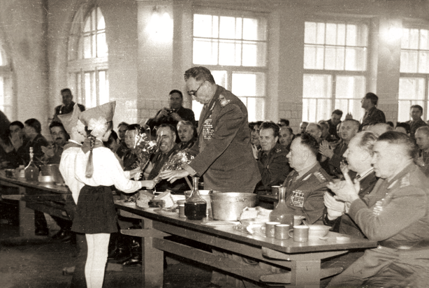 Столовая 350-го гвардейского парашютно-десантного полка.  Пионеры вручают цветы министру обороны СССР маршалу Советского Союза А. А. Гречко. 
Фото из архива Александра Волкова (Боровуха-1)
