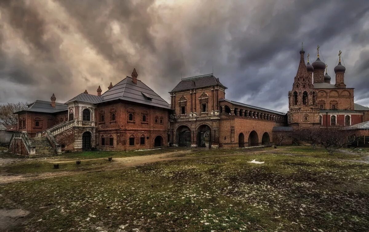 Крутитское патриаршее подворье, наши дни. Да, да, многие памятники, запрещенные к упоминанию, как "исторически неправильные" вполне благополучно существую в реальности! Да еще к тому же -- прямо в центре Москвы!