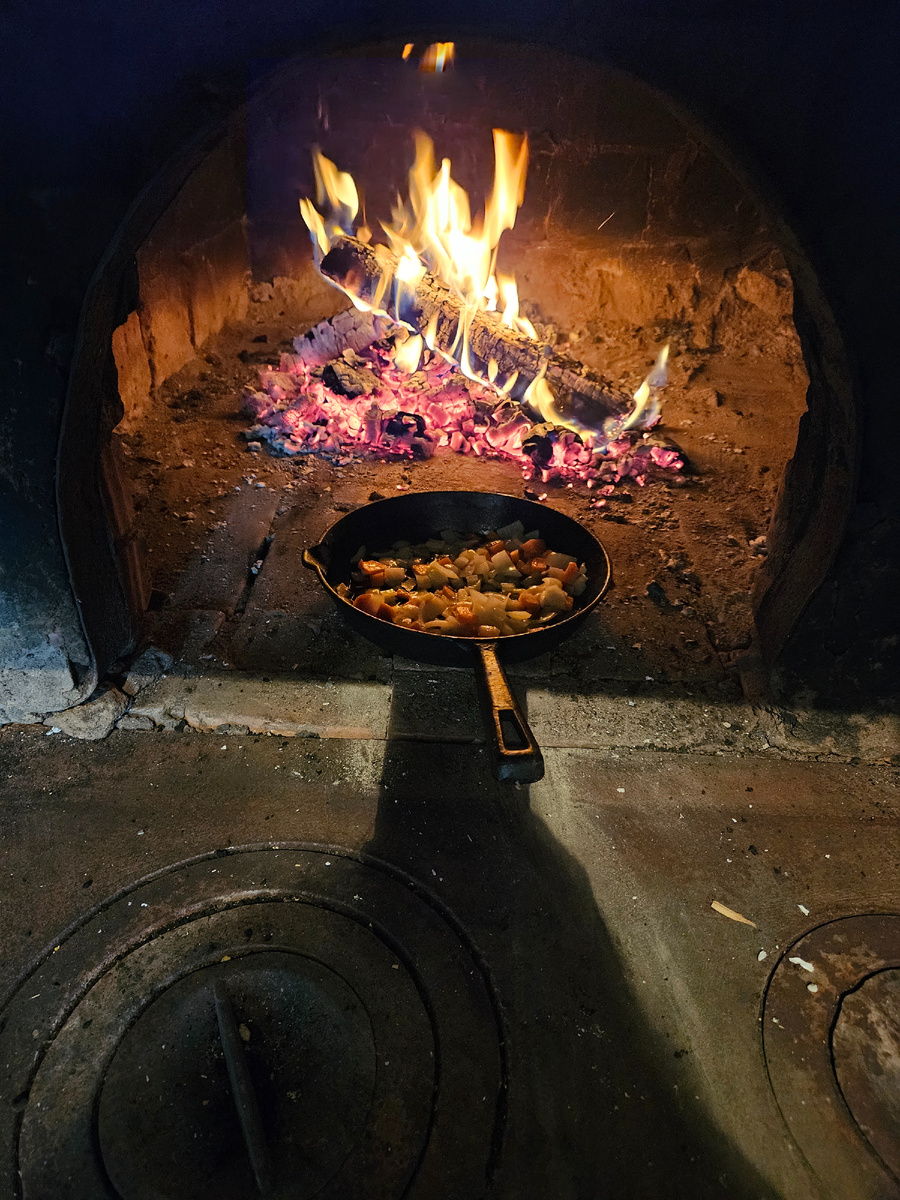 Пока топится печь можно на сковороде быстро что-то пожарить