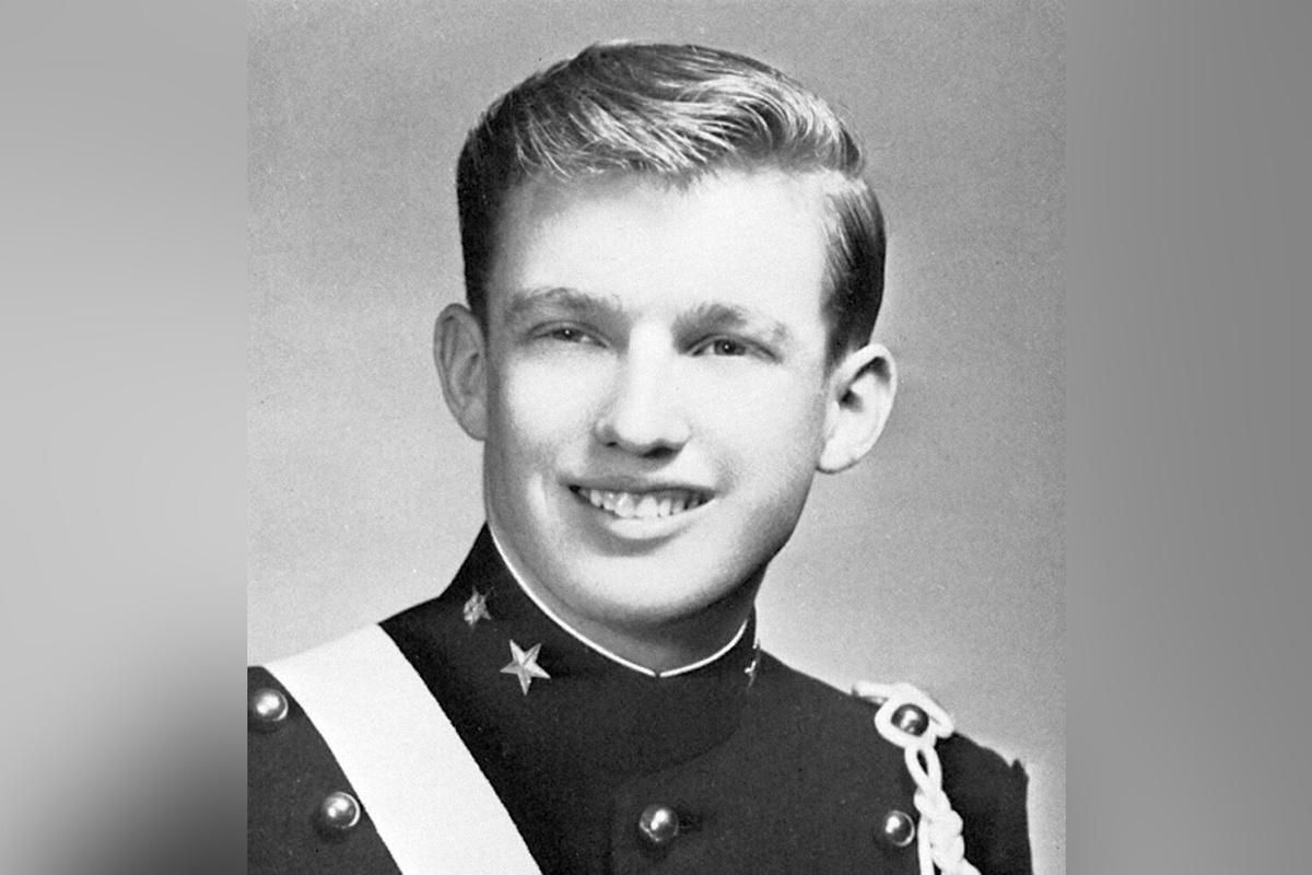 Дональд Трамп в военной форме во время учебы в Нью-Йоркской военной академии. 1964 год. ©New York Military Academy yearbook (Public Domain)  📷