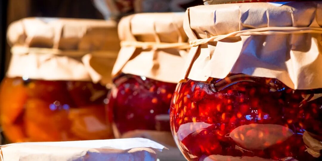 «Ешьте ложками, чтобы не болеть»: врач назвала самые полезные виды варенья