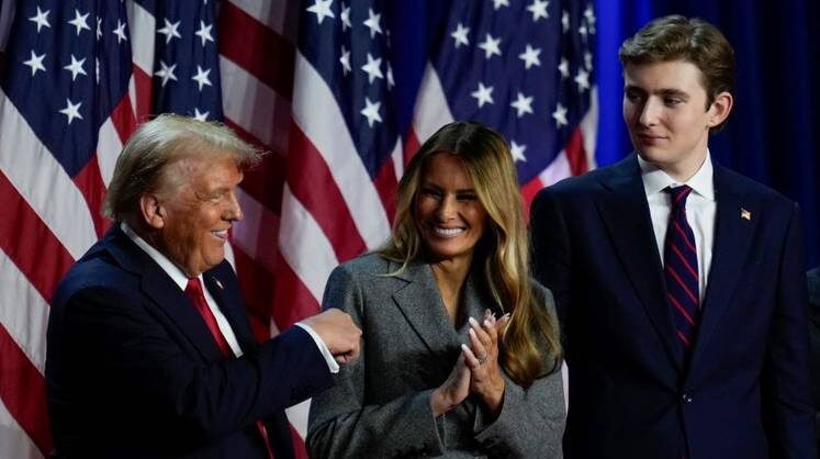    AP Photo/Julia/ТАСС Дональд Трамп с женой Меланией и сыном Бэрроном Трампом в среду, 6 ноября 2024 года(