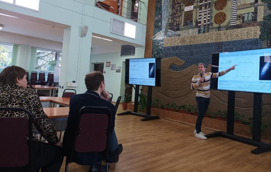 Лекцию о темной материи учителям читает член-корреспондент РАН Дмитрий Горбунов