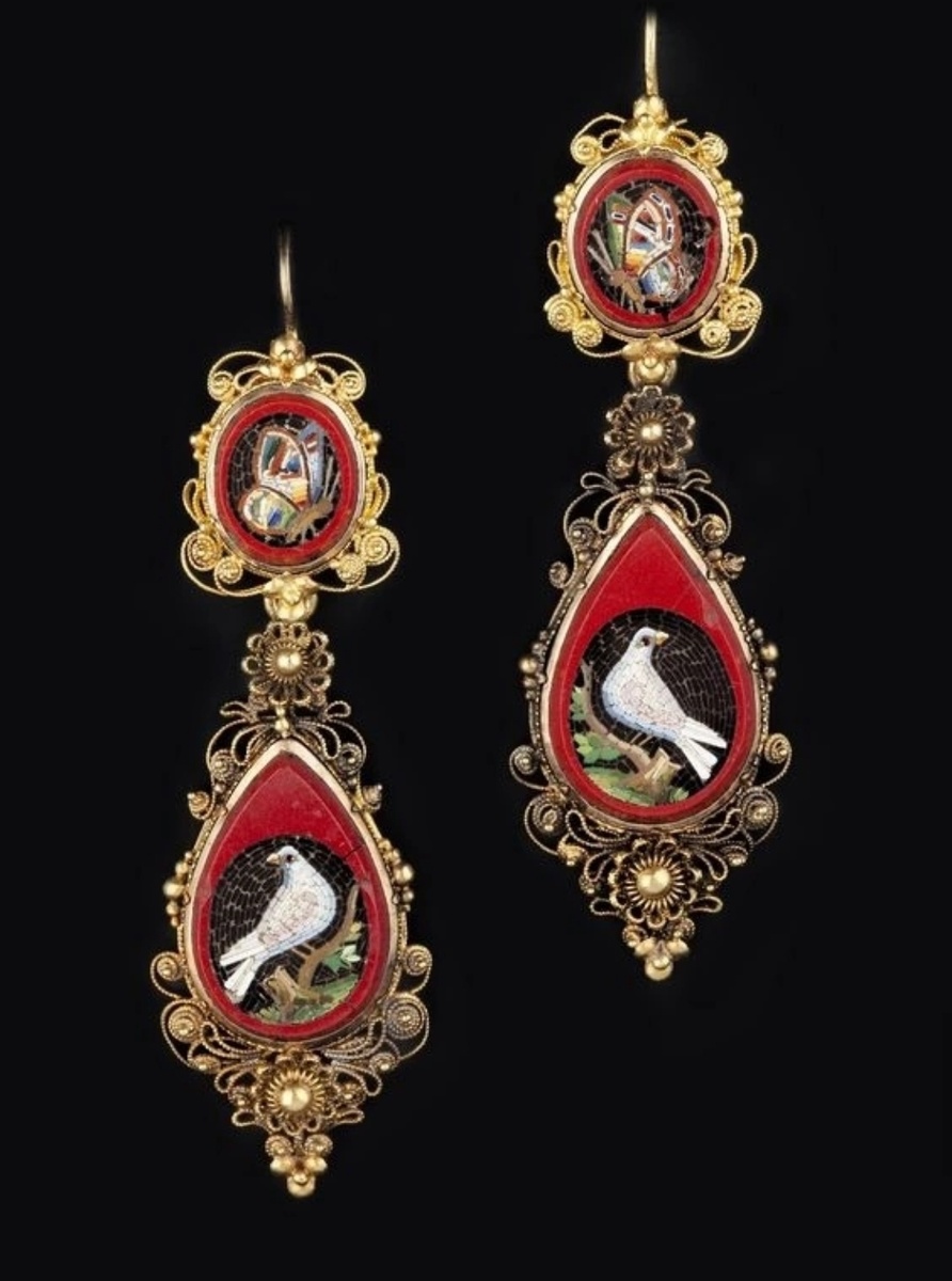 Птицы из микромозаики.