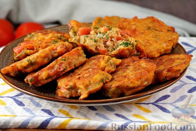 помидоры, лук репчатый, мука, яйца, разрыхлитель, соль, перец чёрный молотый, зелень петрушки, базилик, приправа для овощей, масло растительное