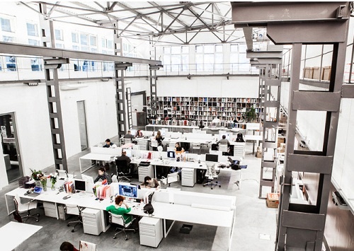 Архитектурные бюро: Искусство создания пространства, которое вдохновляет 
Каждое здание, которое мы видим вокруг себя, начинается с идеи — идеи, воплощенной в реальность благодаря трудной и кропотливой работе архитекторов. Архитектурные бюро играют ключевую роль в процессе проектирования, создавая не только эстетически привлекательные, но и функциональные, безопасные и устойчивые конструкции. Вдохновляясь традициями и современными инновациями, архитектурные бюро могут создавать проекты, которые будут радовать глаз и служить поколениям.

Компания PrintPrro (https://printprro.ru/) предоставляет полный спектр услуг в области архитектурного проектирования и дизайна. Если вы хотите создать уникальный и продуманный проект, мы готовы предложить вам наши профессиональные услуги. Для консультации звоните нам по телефону +7 (985) 154-77-72, и мы с удовольствием поможем вам воплотить ваши идеи в реальность.
Что такое архитектурное бюро?

Архитектурное бюро — это команда высококвалифицированных специалистов, занимающихся проектированием различных объектов: жилых, коммерческих, общественных зданий и интерьеров. Основная задача архитектурного бюро заключается в том, чтобы создать проект, который будет соответствовать всем техническим, эстетическим и функциональным требованиям.

Архитекторы, дизайнеры и инженеры, работающие в бюро, тесно взаимодействуют друг с другом, что позволяет создавать проекты, которые будут эффективно использовать пространство, гармонично вписываться в окружающую среду и удовлетворять потребности заказчиков.
Роль архитектурного бюро в проектировании

Архитектурное бюро является связующим звеном между идеей заказчика и конечным результатом. Создание проекта включает несколько ключевых этапов:

    Консультации и анализ потребностей. На этом этапе специалисты бюро встречаются с заказчиком, чтобы понять его желания и потребности. Это может быть строительство нового жилого дома, реконструкция старого здания или разработка интерьера.

    Разработка концепции. Исходя из пожеланий клиента, архитекторы разрабатывают концептуальный проект, который может включать в себя эскизы, 3D-визуализации и схемы.

    Создание рабочих чертежей. На основе концепции разрабатываются технические чертежи, которые содержат все детали конструкции, инженерные сети, материалы и способы строительства.

    Получение разрешений и согласований. Все проекты должны пройти процедуру согласования с местными властями и соответствующими инстанциями. Архитектурные бюро помогают в этом процессе, обеспечивая необходимую документацию.

    Контроль строительства. Многие архитектурные бюро предлагают услуги по контролю за строительством, чтобы гарантировать, что проект будет реализован точно по плану, без отклонений от проектной документации.

Услуги, предоставляемые архитектурными бюро

Современные архитектурные бюро предлагают широкий спектр услуг, которые могут удовлетворить различные потребности клиентов:

    Проектирование жилых и коммерческих объектов. Это может быть как проектирование одноэтажных домов, так и многоэтажных комплексов, офисных зданий, торговых центров и гостиниц.

    Разработка ландшафтного дизайна. Ландшафтная архитектура включает в себя проектирование садов, парков, приусадебных участков, а также благоустройство территорий.

    Дизайн интерьера. Архитектурные бюро часто предлагают услуги по созданию уникальных и функциональных интерьеров, которые будут соответствовать последним трендам и предпочтениям клиента.

    Реставрация и реконструкция зданий. Архитектурные бюро помогают восстановить исторические здания, сохраняя их уникальность и при этом интегрируя современные элементы для улучшения функциональности.

    Генпланирование. Это комплексная разработка плана застройки территорий, где важно учитывать все аспекты, от инфраструктуры до экологических стандартов.

    Консультации по строительным нормам и законодательству. Поскольку процесс проектирования и строительства требует соблюдения множества нормативов и стандартов, архитектурные бюро часто оказывают помощь в получении разрешений и согласований.

Как выбрать архитектурное бюро?

Выбор архитектурного бюро — это ответственный шаг, от которого зависит не только результат, но и комфорт на протяжении всего процесса проектирования и строительства. Чтобы выбрать подходящее бюро, стоит обратить внимание на несколько факторов:

    Опыт и репутация. Изучите портфолио архитектурного бюро, чтобы убедиться, что его специалисты имеют опыт работы в том направлении, которое вам нужно. Отзывы клиентов также могут дать полезную информацию.

    Профессионализм и квалификация. Команда архитекторов должна быть квалифицированной и иметь сертификаты, подтверждающие их профессиональные знания.

    Творческий подход. Хорошие архитекторы способны предложить креативные решения, которые будут не только функциональными, но и эстетически привлекательными.

    Клиентоориентированность. Важно, чтобы бюро прислушивалось к вашим пожеланиям и вносило изменения в проект, чтобы добиться максимального удовлетворения потребностей заказчика.

    Цена услуг. Стоимость услуг архитектурного бюро может варьироваться в зависимости от сложности проекта и региона. Важно заранее обсудить все условия и стоимость услуг.

Преимущества работы с профессиональным архитектурным бюро

    Гарантия качества. Опытные архитекторы знают все нюансы проектирования, что позволяет избежать ошибок и нештатных ситуаций в процессе строительства.

    Комплексный подход. Архитектурные бюро, как правило, предоставляют комплекс услуг, начиная от разработки идеи и заканчивая контролем за строительством.

    Индивидуальный подход. Каждый проект уникален, и архитектурное бюро разрабатывает проект, который учитывает особенности заказчика и его требований.

    Современные технологии и материалы. Архитекторы, работающие в бюро, используют новейшие технологии и материалы, что позволяет создавать энергоэффективные и экологически чистые здания.

    Экономия времени и денег. Процесс проектирования под контролем профессионалов проходит быстрее, а благодаря правильно составленной смете и грамотному выбору материалов можно избежать дополнительных затрат.

Почему стоит обратиться в архитектурное бюро PrintPrro?

В PrintPrro мы предоставляем все необходимые услуги для создания проекта, который будет отвечать всем вашим потребностям и пожеланиям. Наша команда архитекторов и дизайнеров готова предложить вам индивидуальные решения для любых объектов, от жилых домов до коммерческих зданий. Мы уверены, что создание проекта — это не только работа, но и искусство, где каждая деталь имеет значение. Мы обеспечиваем высокий уровень качества и строгое соблюдение сроков.

Если вам нужно разработать проект или проконсультироваться по вопросам архитектуры, не стесняйтесь обращаться к нам. Мы с радостью ответим на все ваши вопросы и поможем реализовать ваши идеи. Для консультации звоните по телефону +7 (985) 154-77-72 или посетите наш сайт https://printprro.ru/.
Заключение

Архитектурные бюро играют неоценимую роль в создании пространства, которое будет вдохновлять и служить на протяжении многих лет. Важно выбрать надежного партнера, который понимает ваши потребности и готов предложить качественные и уникальные решения. С PrintPrro вы можете быть уверены, что ваш проект будет реализован на высшем уровне, с учетом всех современных стандартов и технологий.