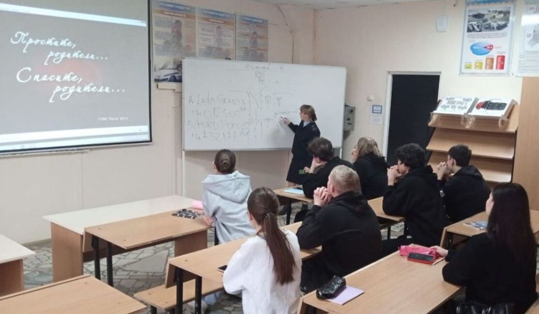     Встреча госавтоинспекторов с курсантами автошкол. Источник: ОМВД по ЧГО Автор фото: Отдел МВД по ЧГО