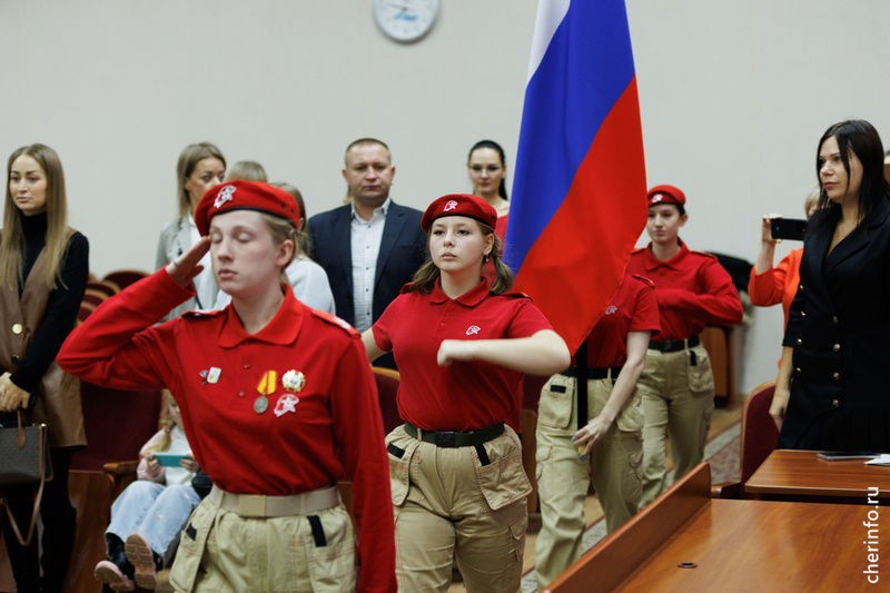    Документы подросткам вручили 5 ноября. Церемонию приурочили к Дню города. Мероприятие началось с выноса флага и исполнения гимна России.