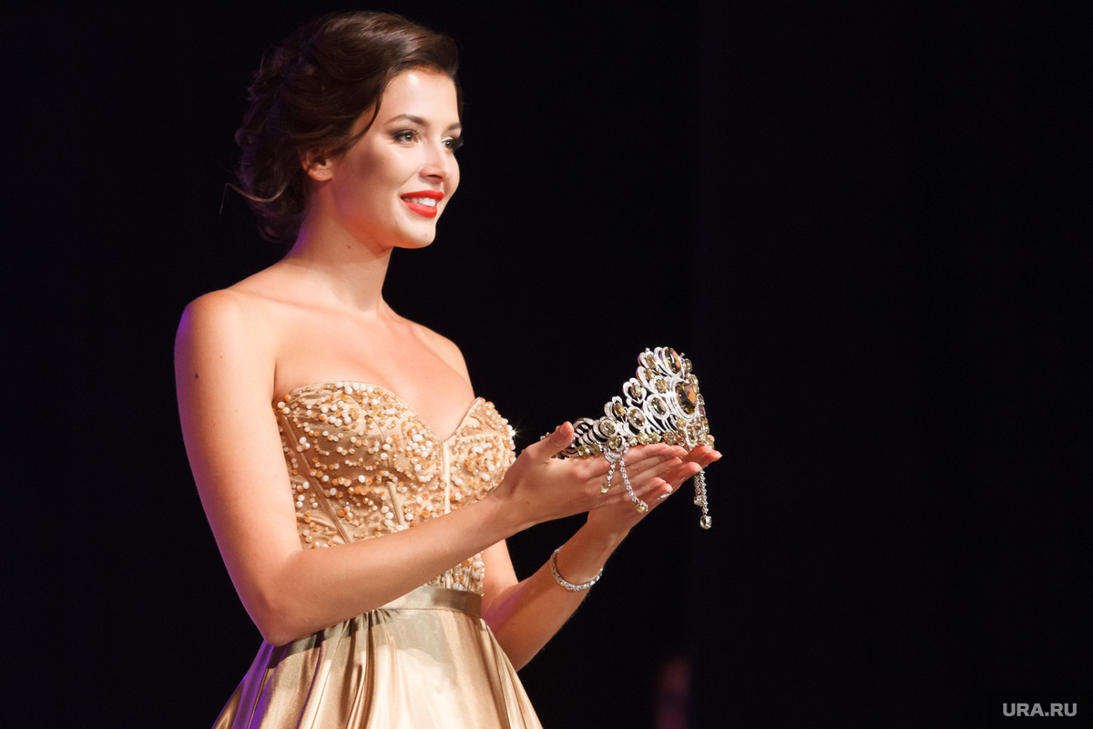 «Мисс России» Софии Никитчук грозит до 5 лет лишения свободы за отказ декларировать драгоценные украшения. Фото: Александр Мамаев © URA.RU