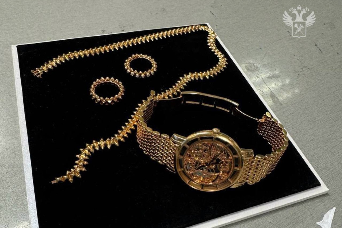 Таможенники изъяли у Никитчук часы, кольца и колье. Фото: официальный telegram-канал ФТС России