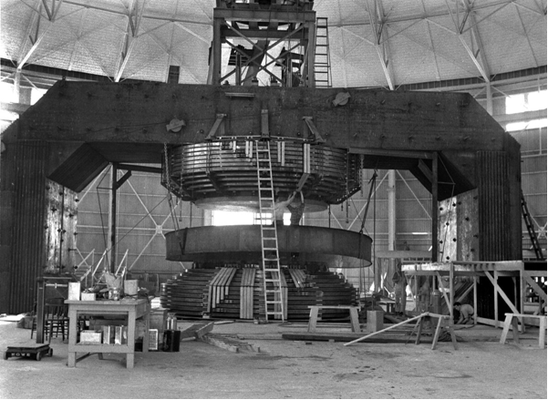 Циклотроны были самой мощной технологией ускорителей частиц до 1950-х годов, когда они были заменены синхротроном. Они до сих пор используются для создания пучков частиц в физике и ядерной медицине. Крупнейшим одномоторным циклотроном был синхроциклотрон высотой 4,67 м (184 дюйма), построенный в 1940-1946 годах Лоуренсом в Калифорнийском университете в Беркли.