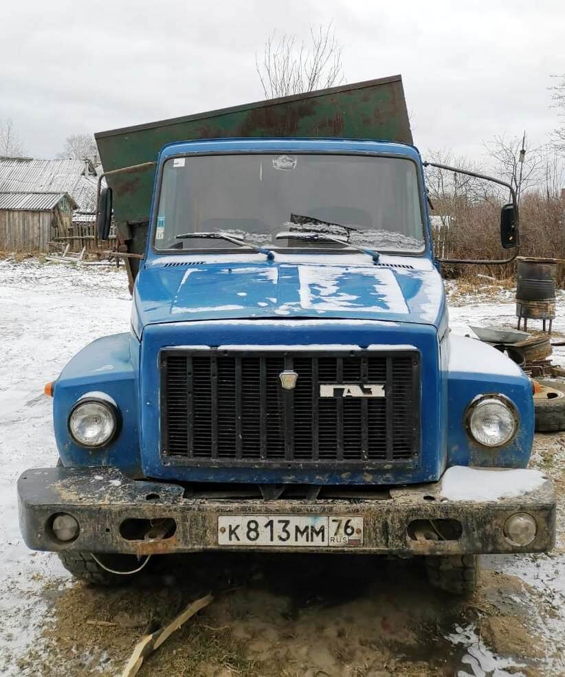 На фото видно, что с ним что-то происходило (стоит на домкрате, кузов приподнят)