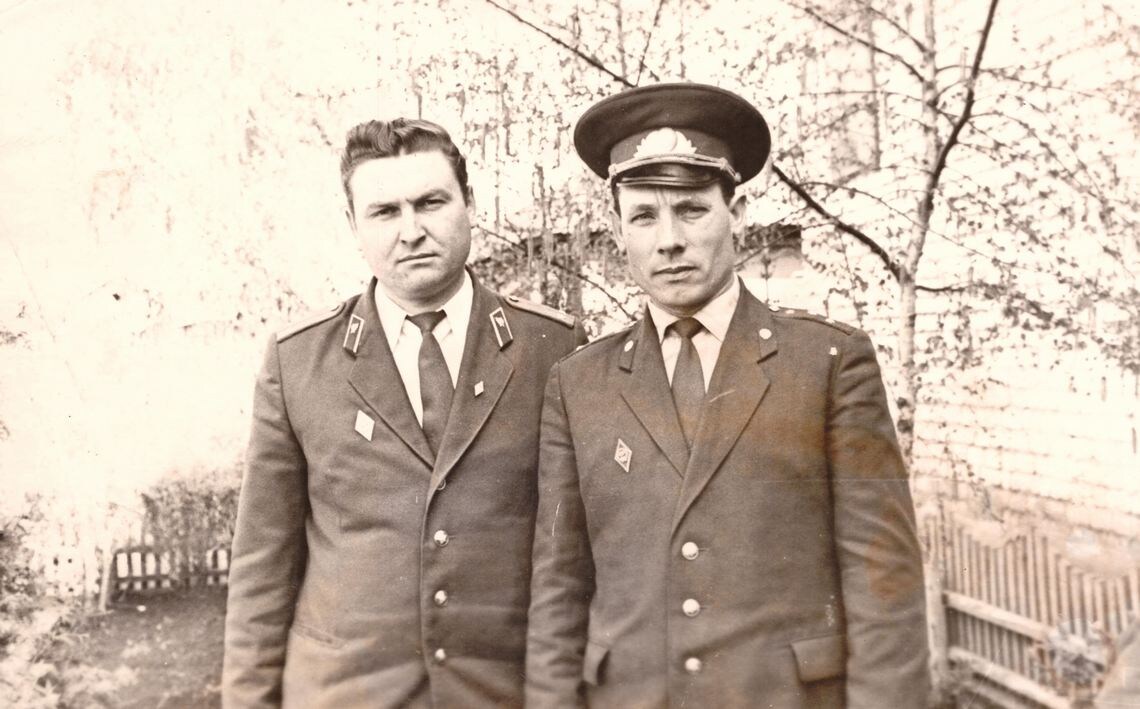 1977 год. Дмитрий Николаевич Рычков (справа) с начальником следственного отделения Борисом Серафимовичем Малаховым около здания милиции.