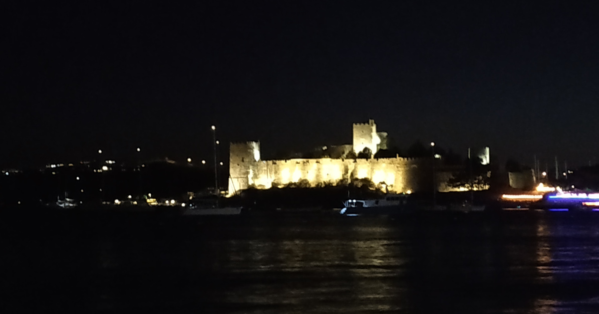 Фото автора. Бодрумская крепость ночью.