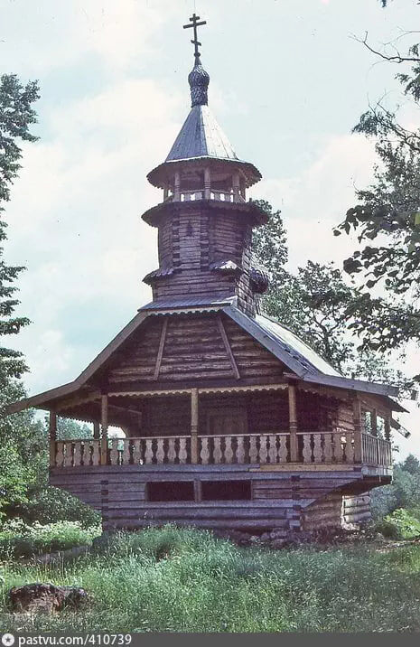 Деревянная часовня Параскевы Пятницы (начало 19 века) перевезена из деревни Никульское Тихвинского района