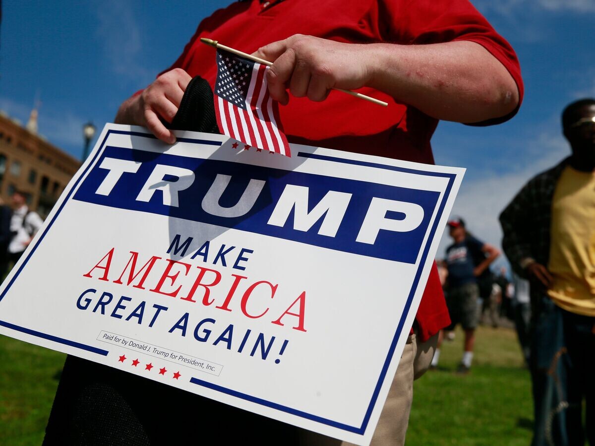   Плакат с лозунгом Дональда Трампа "Сделаем Америку снова великой"© РИА Новости / Джереми Хоган