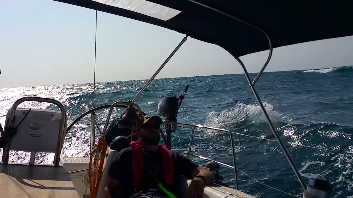 Вдруг, как из ниоткуда, выпрыгнул одинокий "зайчик". Он не подходит со стороны, а как бы выстреливает из глубины морской