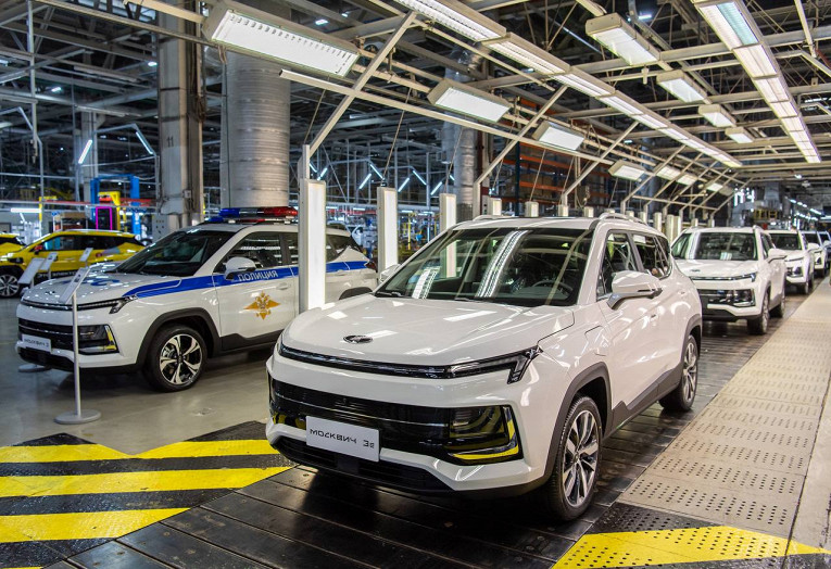 Москвич 3е и Москвич 3 на линии завода. (Фото с портала Яндекс Картинки.)