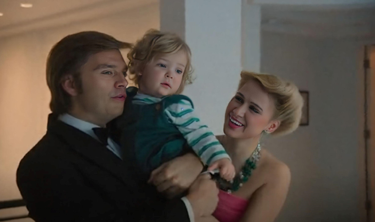 Кадр из фильма. Себастиан Стэн в роли Дональда Трампа и Мария Бакалова в роли Иваны Трамп  с первенцом Дональдом младшим