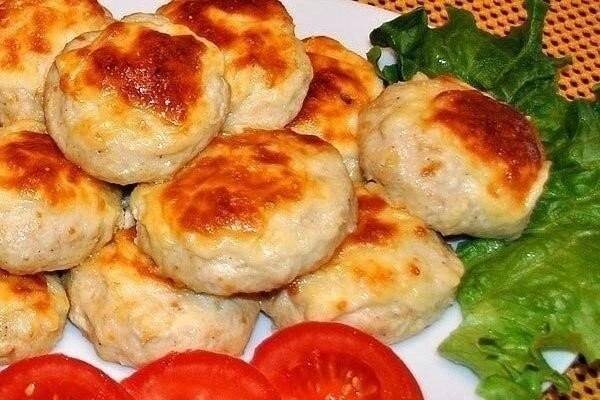 

📋 Ингредиенты:
• куриное филе – 300 г.
• плавленый сыр – 2 шт.
• яйцо – 2 шт.
• сметана – 2 ст. л.
• картофельный крахмал – 2 ст. л.
• соль и перец – по вкусу

📋 Приготовление:
1. Нарезать кубиками куриное филе и плавленый сыр. Филе лучше будет резаться, если его немного подморозить.
2. Добавить яйца, сметану, крахмал, перец, соль и зелень. Всё перемешать.
3. Налить на сковороду немного растительного масла. Разогреть и на горячую сковороду ложкой выкладывать котлеты. Котлеты быстро подрумянятся. Перевернуть их лопаточкой на другую сторону. Довести до готовности.