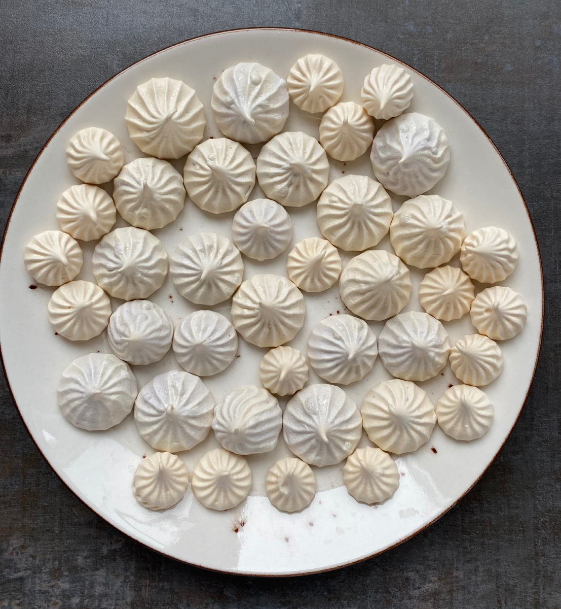 Меренга для декора очередного торта, пока тоже неприпудренная 