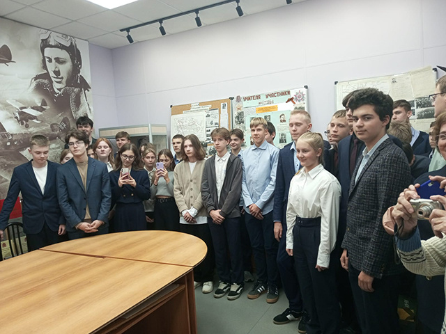 Мемориальную доску Гарию Горевому открыли в музее школы №17 Твери