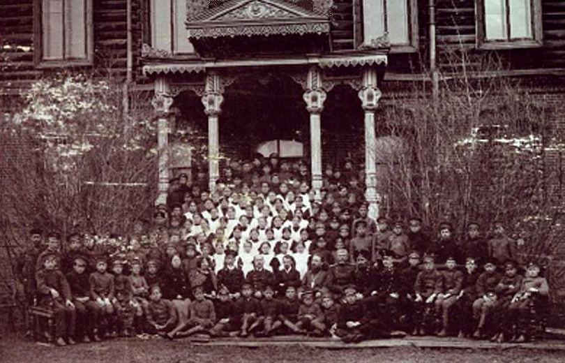 Двухклассное мужское училище 1900
–
1916
, 
Россия,
 Башкортостан,
 Белорецкий район,
 Белорецк
Здание двухклассного мужского училища строилось в 1891-95г. на средства, выделенные компанией «Вогау». Первоначально внешний вид здания существенно отличался от сегодняшнего своего облика. Раньше отчётливо обозревался цокольный этаж. Второй этаж был деревянный. Над входом возвышался резной портал. Строилось это здание изначально как министерское двух-классное мужское училище. Возглавил его М.А. Зудилин.
Здесь работал учителем К.В. Бабичев. Известно, что в Белорецк он приехал в 1900г., после окончания Благовещенской учительской семинарии. С 1902 года, одновременно с преподаванием, заведовал библиотекой при любительском обществе «Кружок семейных вечеров». Кроме него в училище работали учителя Д.У. Зудилин, Д. Киселёв, также Лавров, М.Н. Неудачина, Н.А. Семавин и др. Также здесь начала работать учителем русского языка и литературы, дочь купца М.Е. Валавина - Мария Михайловна, основав тем самым династию учителей Валавиных.
В 1912г. училище было преобразовано в начальное высшее четырёхклассное училище.
Во время большого пожара в 1916г. полностью сгорел деревянный верх здания. После этого второй этаж выстроили полностью из камня, а на фронтоне здания увековечили год реконструкции.
В советское время здесь остается школа 2-й ступени. В 1930г. на базе школы основывают педтехникум. С 1937г. педучилище. Здание значительно достраивается путём присоединения дополнительных корпусов. Появляются новые учебные классы, спортзал. Позади строится общежитие для иногородних.
В конце 20в., при большой реконструкции, окна цокольного этажа зацементировали. Рассказывали, что при обновлении стен рабочими были найдены старинные монеты. На крыльце установили перила и тент.
С 2000-ого года, когда было открыто новое здание педучилища на Мраткино, сюда была переведена башкирская гимназия, которая носит имя Яныбая Хамматова. Гимназии присвоен №22.