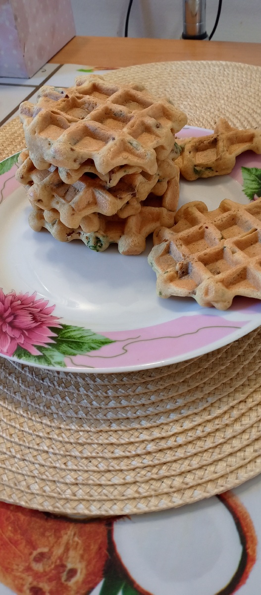 Вафли из нутовой муки с куриной печенью и зеленью
