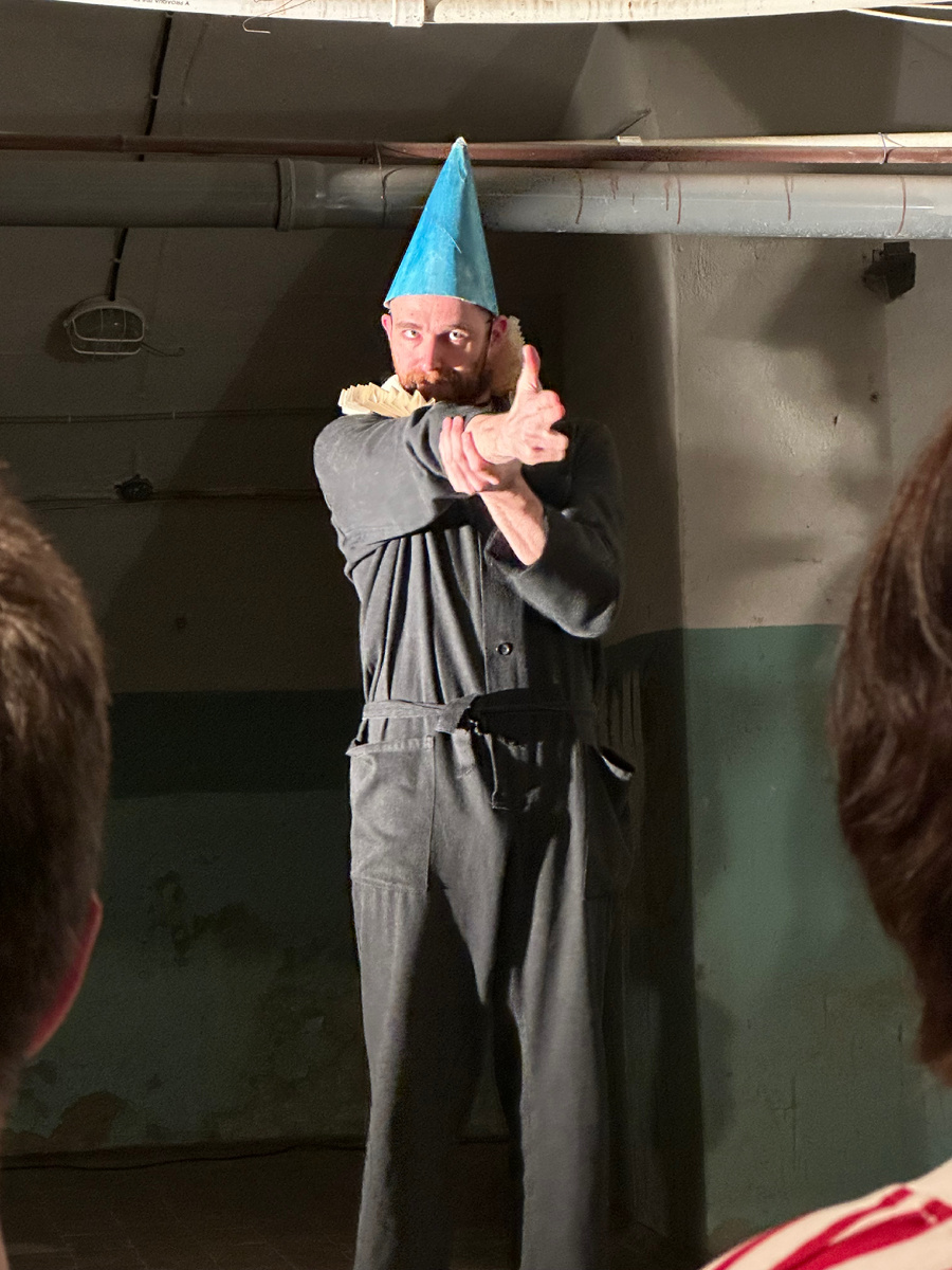 Заключенный в роли клоунв. Актер - Александр Кошкидько.