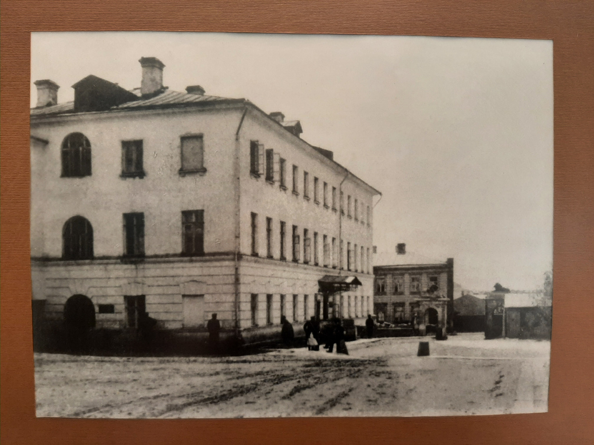 Москва. Правый флигель Мариинской больницы для бедных, где родился Достоевский. 