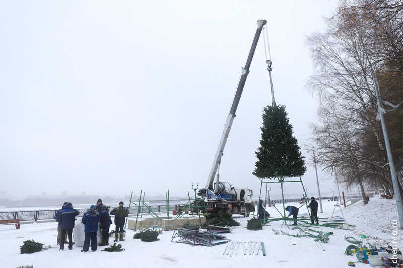    Первую праздничную ель сегодня начали устанавливать на Соборной набережной, у памятника городовому