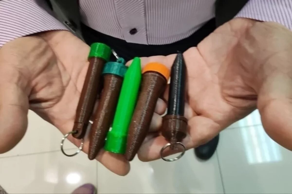    Футляр цвета хаки.