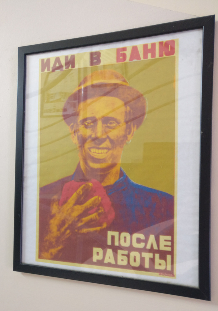 Счастливый дядька с мочалкой после смены. Давайте пофантазируем, кто он по профессии