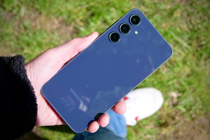 Galaxy A35 не уступает по внешнему виду более дорогим смартфонам Samsung