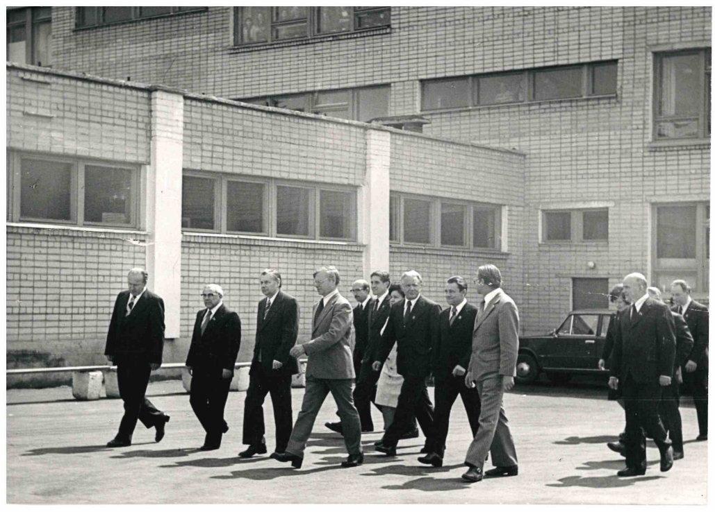 Комиссия идёт принимать здание нового университета. Сентябрь 1976 года. Слева - ректор ЧелГУ Семён Матушкин. Проректор по научной и учебной работе Александр Голиков - в центре.