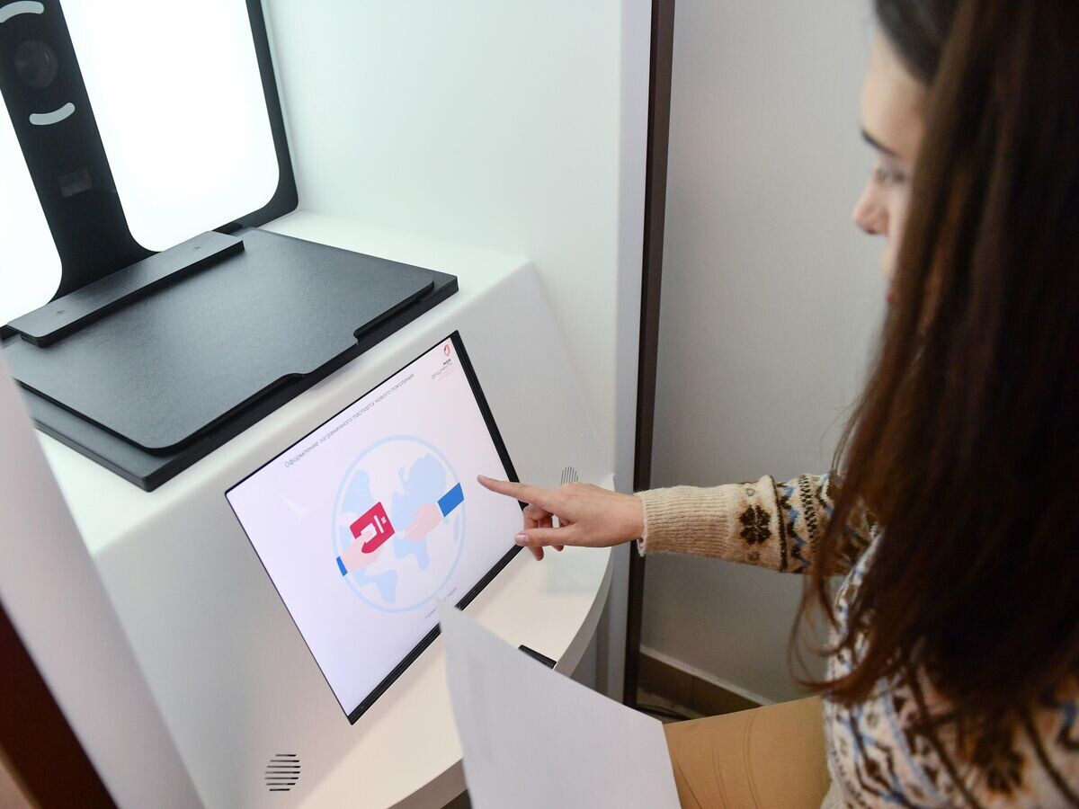    Девушка сдает биометрические данные для оформления заграничного паспорта в специальной криптобиокабине в МФЦ© РИА Новости / Павел Лисицын