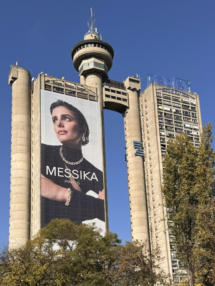 Вид башни с шоссе, ведущего в аэропорт