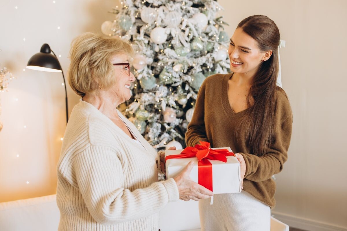 Каким бы ни был подарок, он не заменит искренней улыбки и добрых пожеланий. Источник: Shutterstock📷
