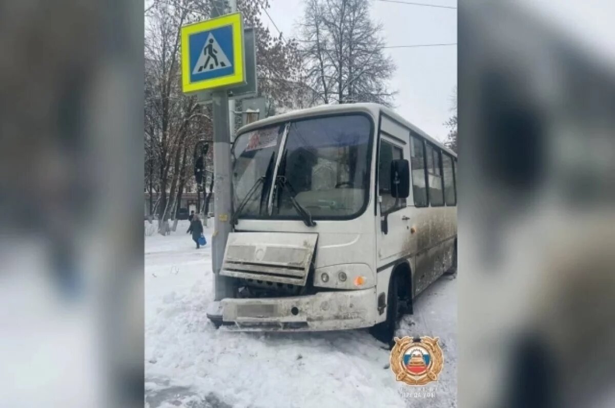   В Уфе автобус врезался в электроопору, пострадал один из пассажиров